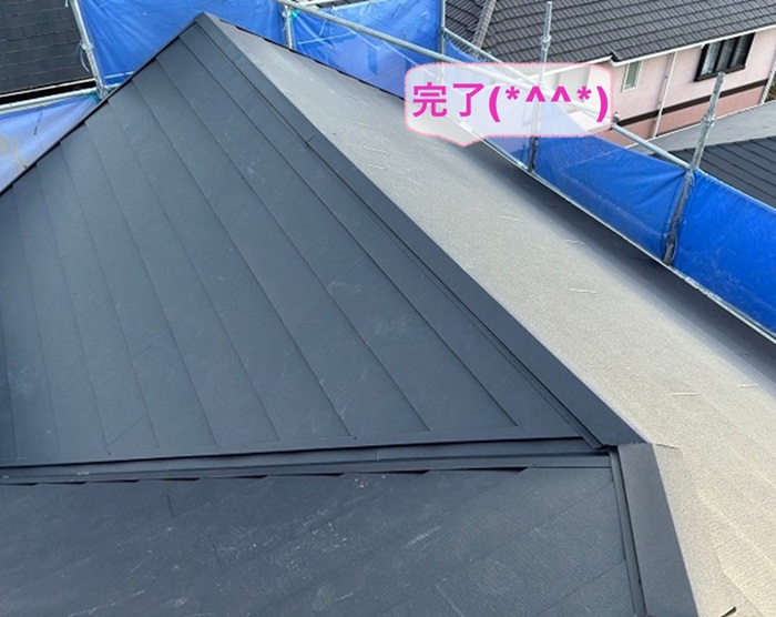 姫路市の屋根改修工事でスレート重ね張り工事が完了した現場の様子